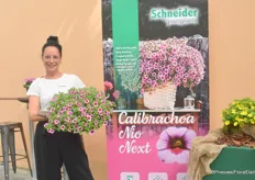Janneke Versteeg van Schneider met Calibrachoa Neo Next is een goed vertakkende plant die vroeg bloeit, compact is, verkrijgbaar in felle bloemkleuren en perfect voor potten en containers, ook in hanging baskets.